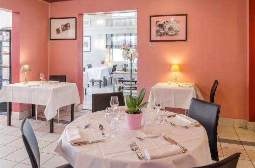 Logis Hôtels - Le Pont Bernet - Hotel 2 étoiles et restaurantにあるレストランまたは飲食店