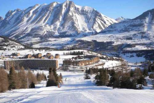 アパートメントから撮影された、または一般的な山の景色
