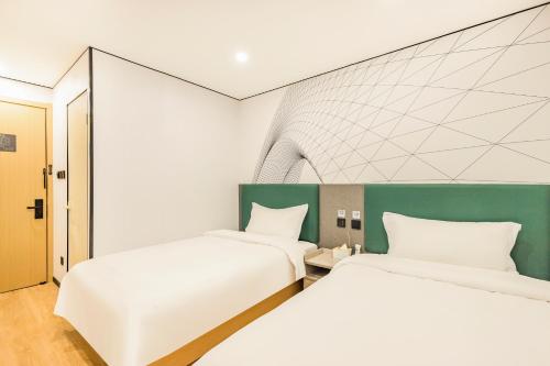 Postel nebo postele na pokoji v ubytování Qingji Hotel mini Beijing Wangfujing Dengshikou Subway Station Branch