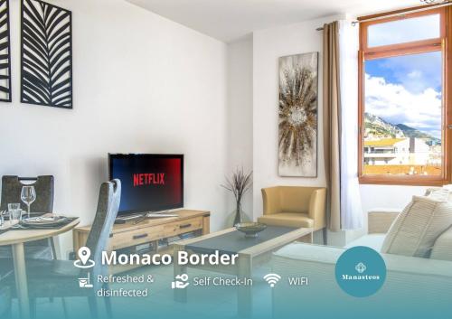 a living room with a tv and a table at Monaco Border - Bel appartement rénové - CM in Beausoleil