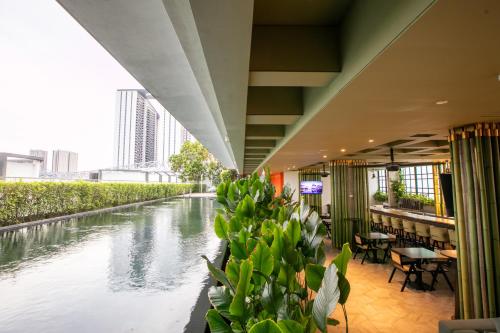 The Upper House, Batu Kawanにあるレストランまたは飲食店