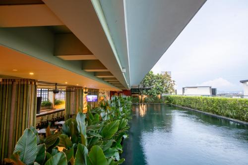 Batu KawanにあるThe Upper House, Batu Kawanの植物の木造の川の眺め