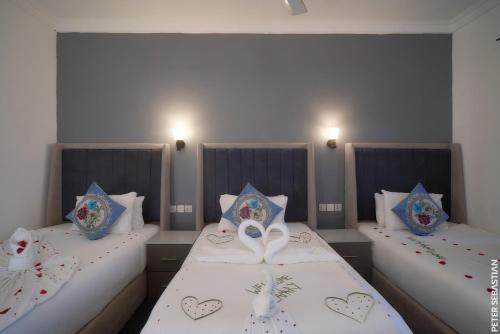 Una cama o camas en una habitación de Canary Hotel & SPA