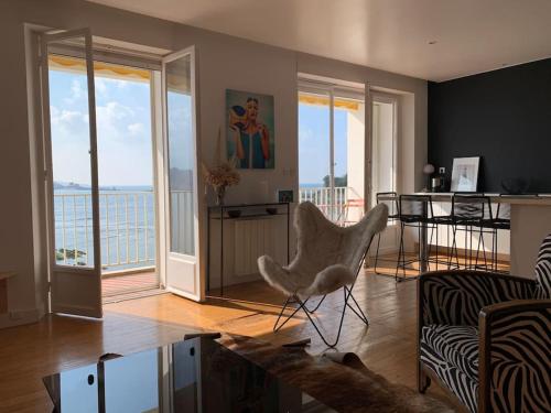 un salon avec vue sur l'océan dans l'établissement Les Pieds dans l eau, à Saint-Jean-de-Luz