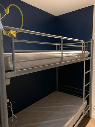 quelques lits superposés dans une chambre dans l'établissement Les Pieds dans l eau, à Saint-Jean-de-Luz