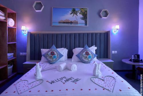 Una cama o camas en una habitación de Canary Hotel & SPA