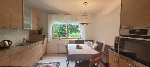 una cucina con un tavolo e una sala da pranzo di Ferienwohnung Brzyski a Bad Aussee