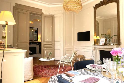 TV a/nebo společenská místnost v ubytování Le Crosne - Parking - Prestige - Calm