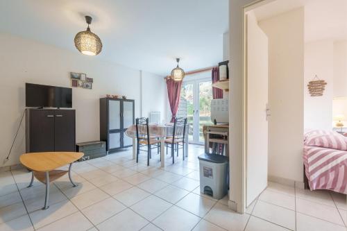 une cuisine et un salon avec une table et des chaises dans l'établissement Le Printemps - Appt vue montagne avec terrasse, à Ventron