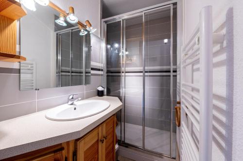 une salle de bain avec un lavabo et une douche dans l'établissement L’Écrin des Alpes - Studio au pied des pistes, à Praz-sur-Arly