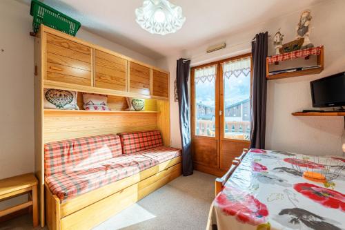 une petite pièce avec un lit et une fenêtre dans l'établissement L’Écrin des Alpes - Studio au pied des pistes, à Praz-sur-Arly