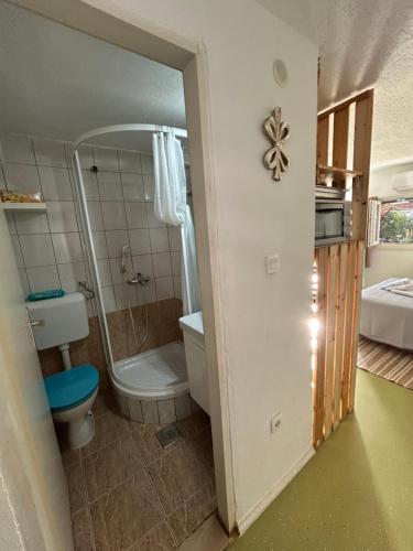 Vannituba majutusasutuses Trogir Čiovo nice studio apartment near the sea in Okrug