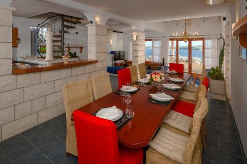 Majestic Tranquil Villa with Stunning Panoramic View