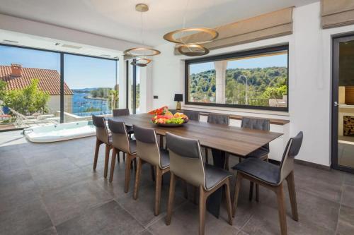 Magnificent Deluxe Villa with Jacuzzi and Steam Room