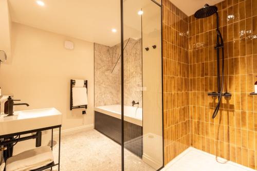 Bilik mandi di Pine Trees Hotel Pitlochry