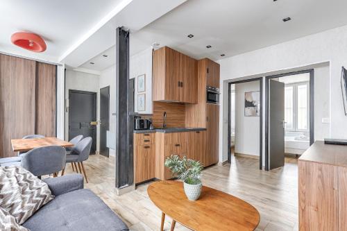 un salon avec un canapé et une table dans l'établissement Appartement de Charme 2BR Canal Saint Martin, à Paris