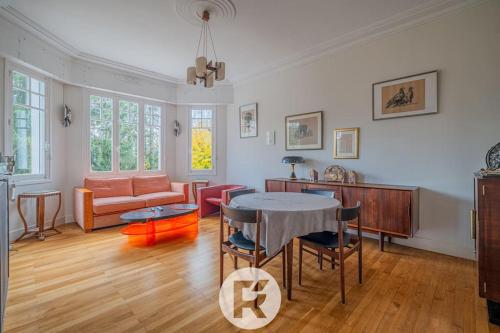 un salon avec une table et un canapé dans l'établissement R'Apparts T3 Les Elfes, à Corenc