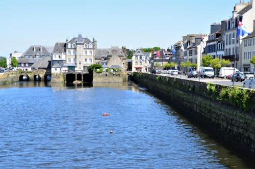 a river in the middle of a city with buildings at La Maison du Quai Triplex de charme 4 étoiles en hyper centre avec SPA in Landerneau