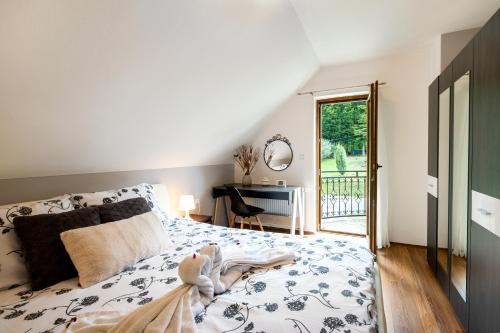 a bedroom with a bed and a desk at Villa Vinka - Novo Zvečevo in Brestovac