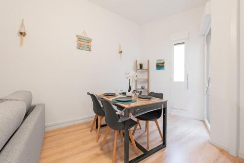 une salle à manger avec une table et des chaises dans l'établissement Spacieux T2 au centre ville avec parking et climatisation, à Carcassonne