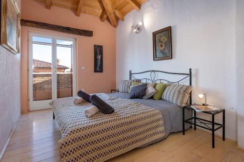 a bedroom with a bed and a window at Casa Vivo in Labinci