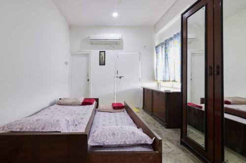 Postel nebo postele na pokoji v ubytování Toit -AC room Himayathnagar