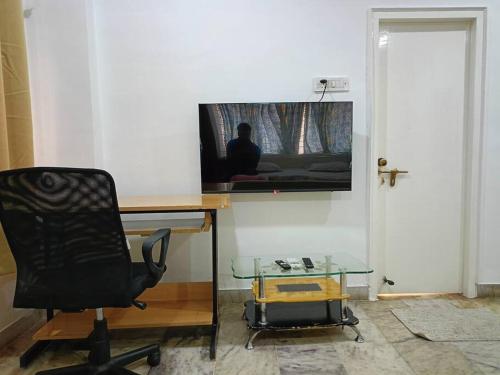TV a/nebo společenská místnost v ubytování Toit -AC room Himayathnagar