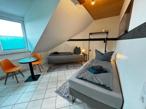 a bedroom with a bed and a couch in a room at 120m² Apartment nahe A1 - 4 Schlafzimmern - 2 Bäder - große Wohnküche - Grillplatz - Parkplatz in Siek