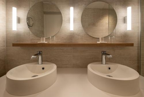 Ένα μπάνιο στο Hôtel Arcanse by Inwood Hotels