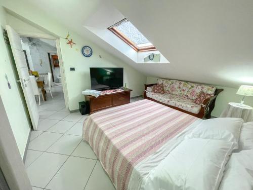 Кровать или кровати в номере Appartamento living Mascalucia