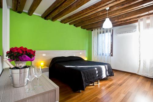 מיטה או מיטות בחדר ב-Good Wine Apartments