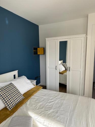 Postel nebo postele na pokoji v ubytování Blue Suite