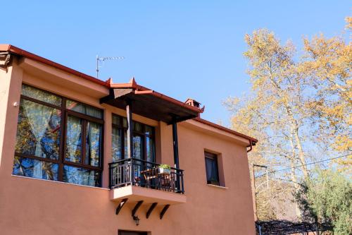 a house with a balcony on top of it at Villa Norma in Órma