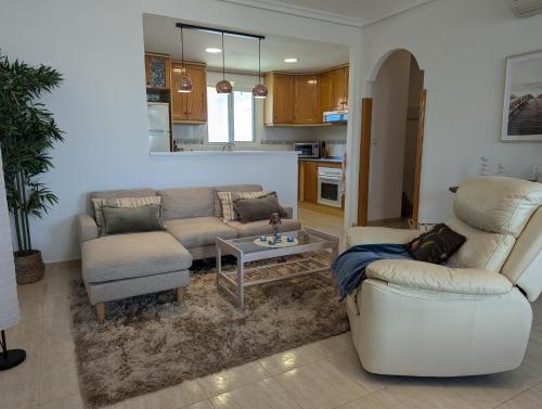 un salon avec deux canapés et une table dans l'établissement Preciosa casa con terraza y piscina R106 by Novadesta, à Puerto Marino
