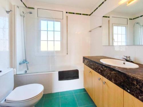 Ένα μπάνιο στο Premià Horizon House Familiar 30' to Bcn