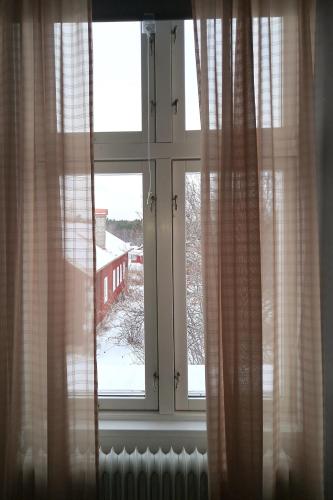 a window with a view of a snowy yard at Rutsbrogården in Rutån