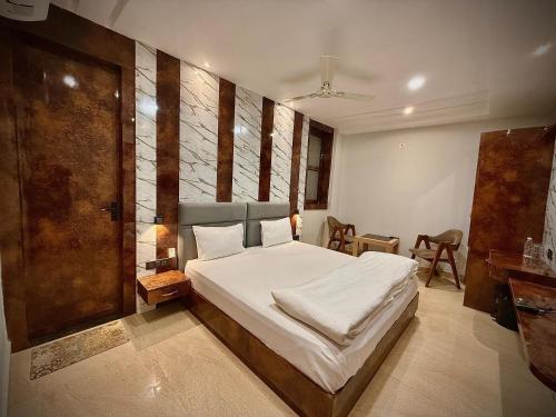 a bedroom with a bed and a wooden wall at Hotel Lata Continental in Kānpur