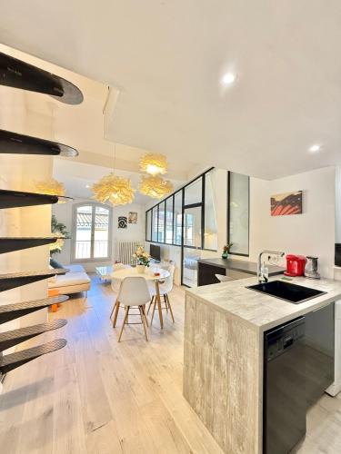 une cuisine avec un comptoir et une salle à manger dans l'établissement Appartement chic, hyper centre, à Aix-en-Provence
