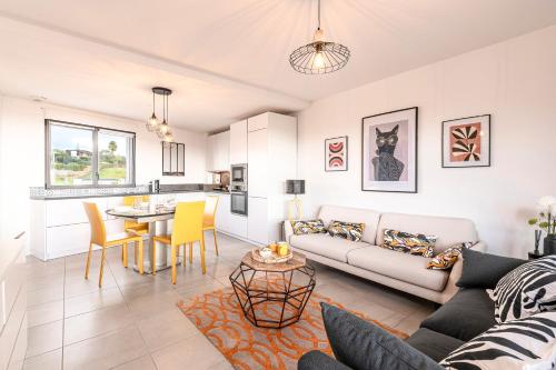 un salon avec un canapé et une table dans l'établissement Les Vallons du Fort - Appt climatisé à Porticcio, à Grosseto-Prugna