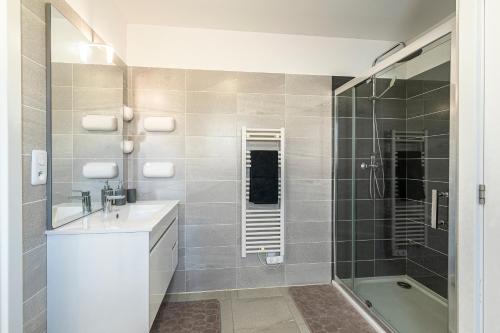 une salle de bain avec une douche, un lavabo et une baignoire dans l'établissement Les Vallons du Fort - Appt climatisé à Porticcio, à Grosseto-Prugna