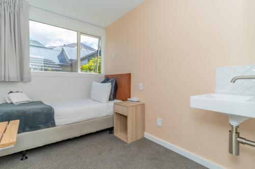 Кровать или кровати в номере Melbourne Lodge Queenstown