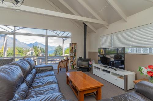 Телевизор и/или развлекательный центр в Melbourne Lodge Queenstown