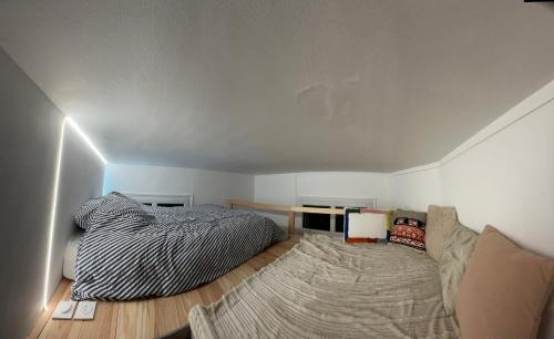 une chambre avec un lit et un canapé dans l'établissement Le Calice - Hypercentre de Reims, à Reims