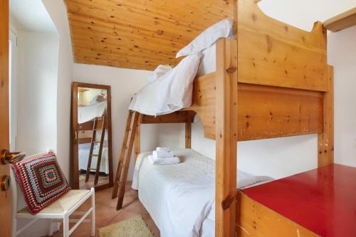 Un dormitorio con dos literas y un espejo. en Maison Esterina vista Monte Bianco, en Courmayeur