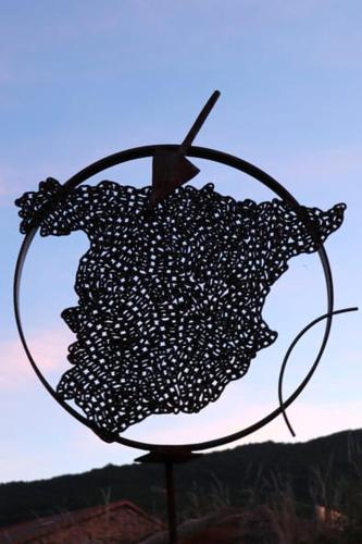 a black and white sculpture of a pineapple at Hostal Cholo in Brañosera