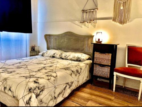 une chambre avec un lit, une table et une lampe dans l'établissement Chambre 1er étage, à Canet