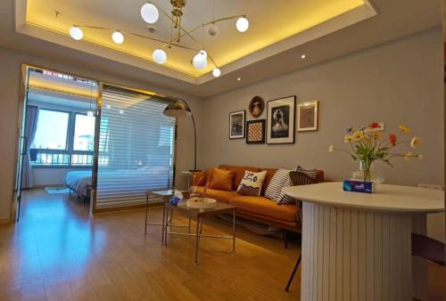 a living room with a couch and a table at Shanghai Lerongju Boutique Apartment Metro Line 8 20meter in Shanghai