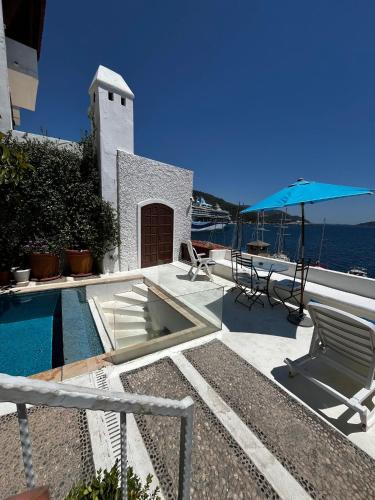 Πισίνα στο ή κοντά στο Castle81homes Women Hostel - only for women