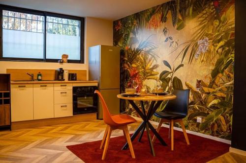 - une cuisine avec une table et deux chaises dans l'établissement La VíOLA-ROOM Jacuzzi Netflix Balançoire Terrasse, à Violès