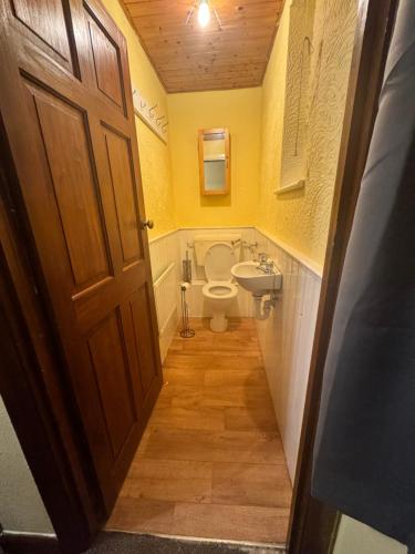 a bathroom with a toilet and a sink at JXB HOMES - Lovely and spacious rooms in Kent